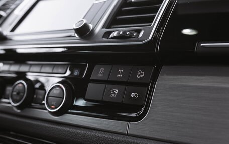 Volkswagen Multivan T6 рестайлинг, 2017 год, 3 899 000 рублей, 14 фотография