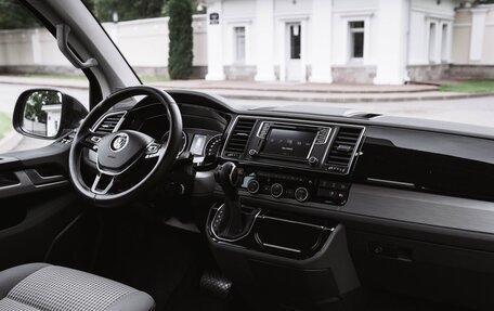 Volkswagen Multivan T6 рестайлинг, 2017 год, 3 899 000 рублей, 8 фотография