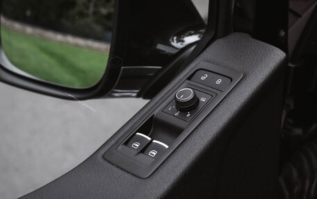 Volkswagen Multivan T6 рестайлинг, 2017 год, 3 899 000 рублей, 16 фотография