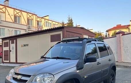 Chevrolet Niva I рестайлинг, 2017 год, 870 000 рублей, 2 фотография