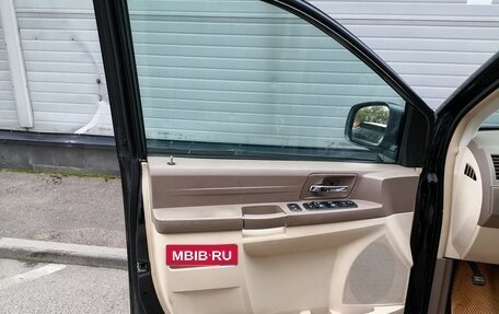 Chrysler Town & Country V рестайлинг, 2008 год, 949 000 рублей, 16 фотография