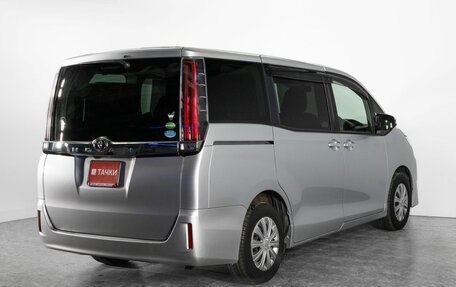 Toyota Noah III, 2017 год, 1 975 000 рублей, 2 фотография