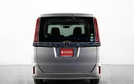 Toyota Noah III, 2017 год, 1 975 000 рублей, 3 фотография