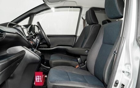 Toyota Noah III, 2017 год, 1 975 000 рублей, 5 фотография