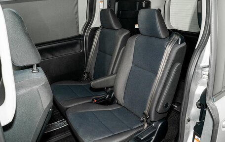 Toyota Noah III, 2017 год, 1 975 000 рублей, 6 фотография