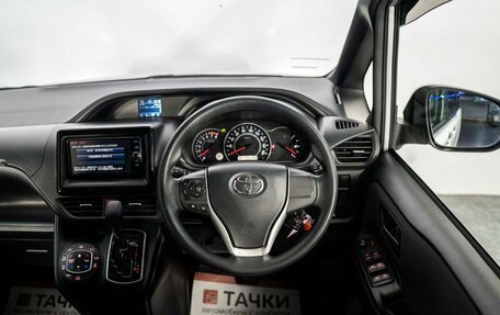 Toyota Noah III, 2017 год, 1 975 000 рублей, 9 фотография