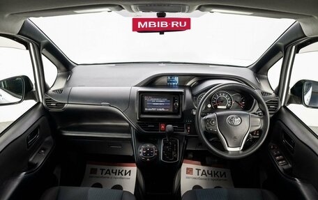 Toyota Noah III, 2017 год, 1 975 000 рублей, 8 фотография