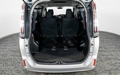 Toyota Noah III, 2017 год, 1 975 000 рублей, 16 фотография