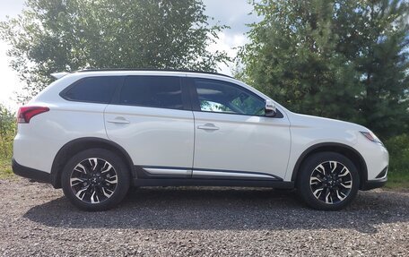 Mitsubishi Outlander III рестайлинг 3, 2022 год, 2 800 000 рублей, 5 фотография