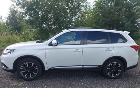 Mitsubishi Outlander III рестайлинг 3, 2022 год, 2 800 000 рублей, 6 фотография