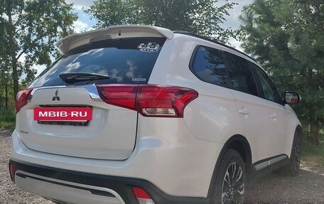 Mitsubishi Outlander III рестайлинг 3, 2022 год, 2 800 000 рублей, 3 фотография