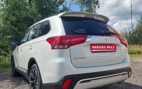 Mitsubishi Outlander III рестайлинг 3, 2022 год, 2 800 000 рублей, 4 фотография