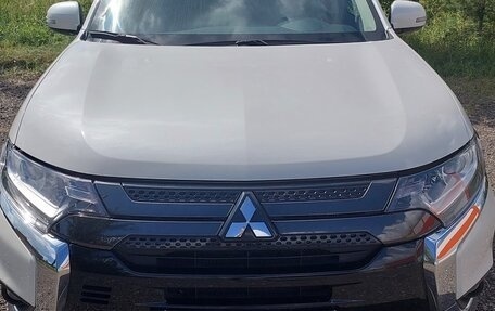 Mitsubishi Outlander III рестайлинг 3, 2022 год, 2 800 000 рублей, 7 фотография