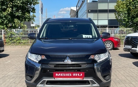 Mitsubishi Outlander III рестайлинг 3, 2021 год, 1 979 000 рублей, 2 фотография