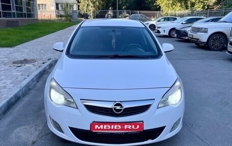 Opel Astra J, 2011 год, 625 000 рублей, 1 фотография