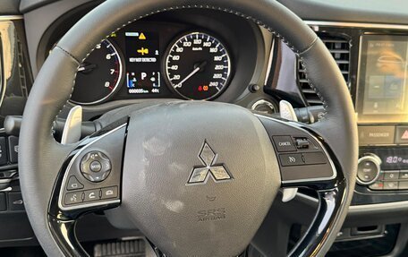 Mitsubishi Outlander III рестайлинг 3, 2022 год, 2 300 000 рублей, 2 фотография