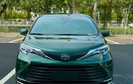 Toyota Sienna, 2022 год, 3 960 000 рублей, 2 фотография