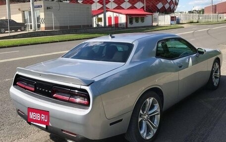 Dodge Challenger III рестайлинг 2, 2021 год, 3 800 000 рублей, 2 фотография