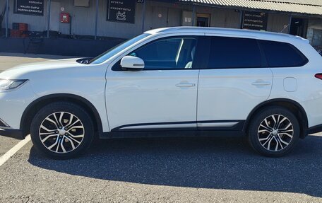 Mitsubishi Outlander III рестайлинг 3, 2015 год, 1 850 000 рублей, 2 фотография