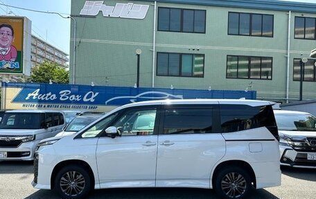 Toyota Voxy, 2022 год, 2 741 000 рублей, 4 фотография