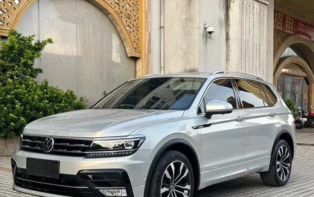 Volkswagen Tiguan II, 2021 год, 2 300 000 рублей, 2 фотография