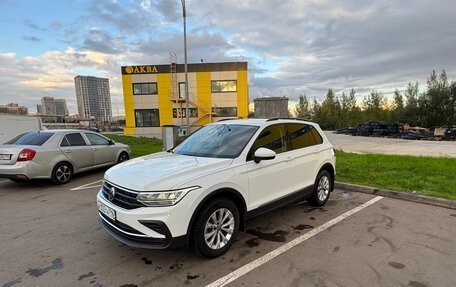 Volkswagen Tiguan II, 2021 год, 1 930 000 рублей, 2 фотография