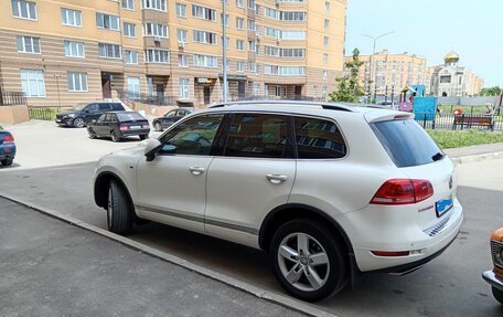 Volkswagen Touareg III, 2011 год, 1 450 000 рублей, 2 фотография
