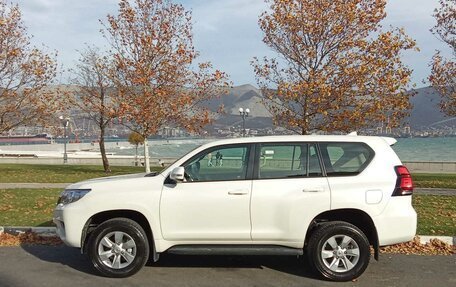 Toyota Land Cruiser Prado 150 рестайлинг 2, 2023 год, 8 000 000 рублей, 5 фотография