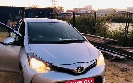 Toyota Vitz, 2014 год, 490 000 рублей, 2 фотография