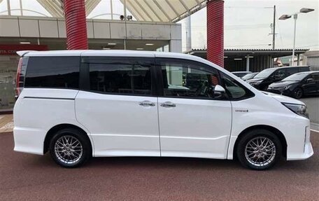 Toyota Noah III, 2021 год, 1 980 000 рублей, 4 фотография