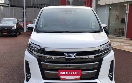 Toyota Noah III, 2021 год, 1 980 000 рублей, 2 фотография