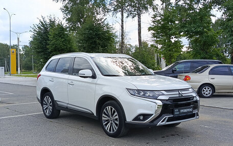 Mitsubishi Outlander III рестайлинг 3, 2021 год, 2 890 000 рублей, 3 фотография
