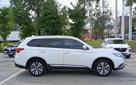 Mitsubishi Outlander III рестайлинг 3, 2021 год, 2 890 000 рублей, 4 фотография