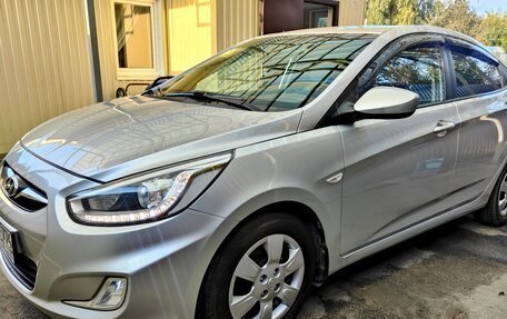 Hyundai Solaris II рестайлинг, 2013 год, 850 000 рублей, 3 фотография