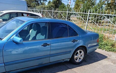 Mercedes-Benz E-Класс, 1999 год, 350 000 рублей, 2 фотография
