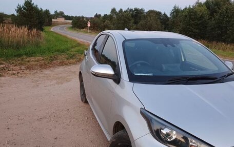 Toyota Yaris, 2022 год, 1 250 000 рублей, 2 фотография