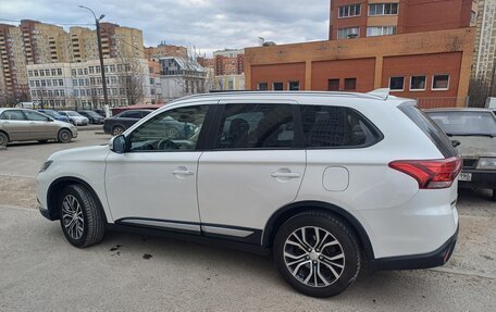 Mitsubishi Outlander III рестайлинг 3, 2018 год, 2 100 000 рублей, 5 фотография