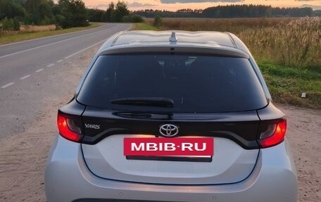 Toyota Yaris, 2022 год, 1 250 000 рублей, 5 фотография
