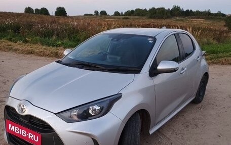 Toyota Yaris, 2022 год, 1 250 000 рублей, 3 фотография