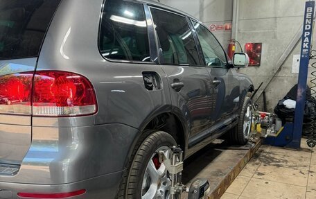 Volkswagen Touareg III, 2004 год, 1 200 000 рублей, 2 фотография