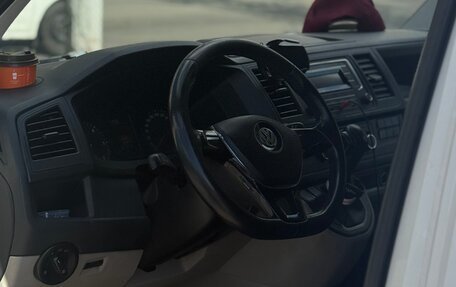 Volkswagen Transporter T6 рестайлинг, 2019 год, 2 200 000 рублей, 4 фотография