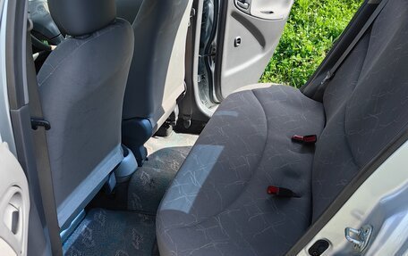 Toyota Platz, 2001 год, 350 000 рублей, 17 фотография