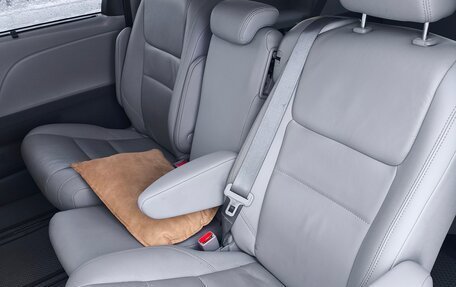 Toyota Sienna III, 2019 год, 2 600 000 рублей, 3 фотография