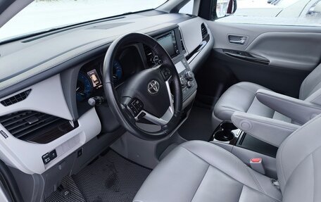 Toyota Sienna III, 2019 год, 2 600 000 рублей, 2 фотография