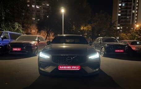 Volvo V60 Cross Country II, 2019 год, 3 350 000 рублей, 1 фотография