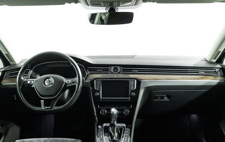 Volkswagen Passat B8 рестайлинг, 2016 год, 1 799 700 рублей, 13 фотография