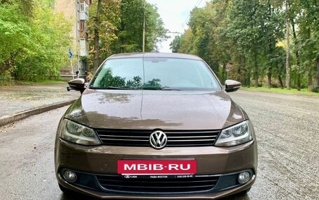 Volkswagen Jetta VI, 2012 год, 999 000 рублей, 2 фотография