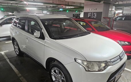 Mitsubishi Outlander III рестайлинг 3, 2014 год, 1 400 000 рублей, 2 фотография
