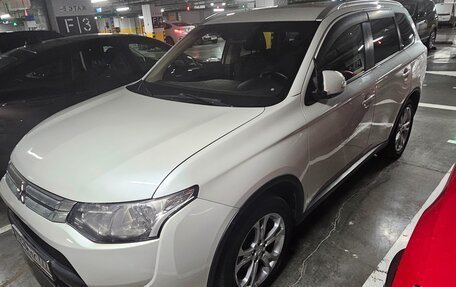 Mitsubishi Outlander III рестайлинг 3, 2014 год, 1 400 000 рублей, 3 фотография