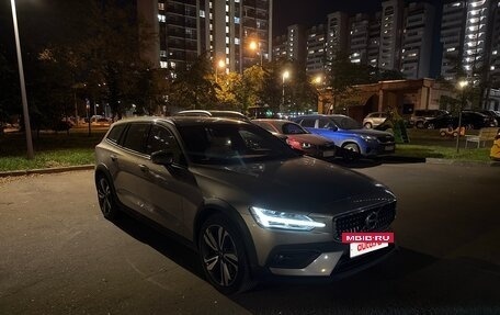 Volvo V60 Cross Country II, 2019 год, 3 350 000 рублей, 5 фотография